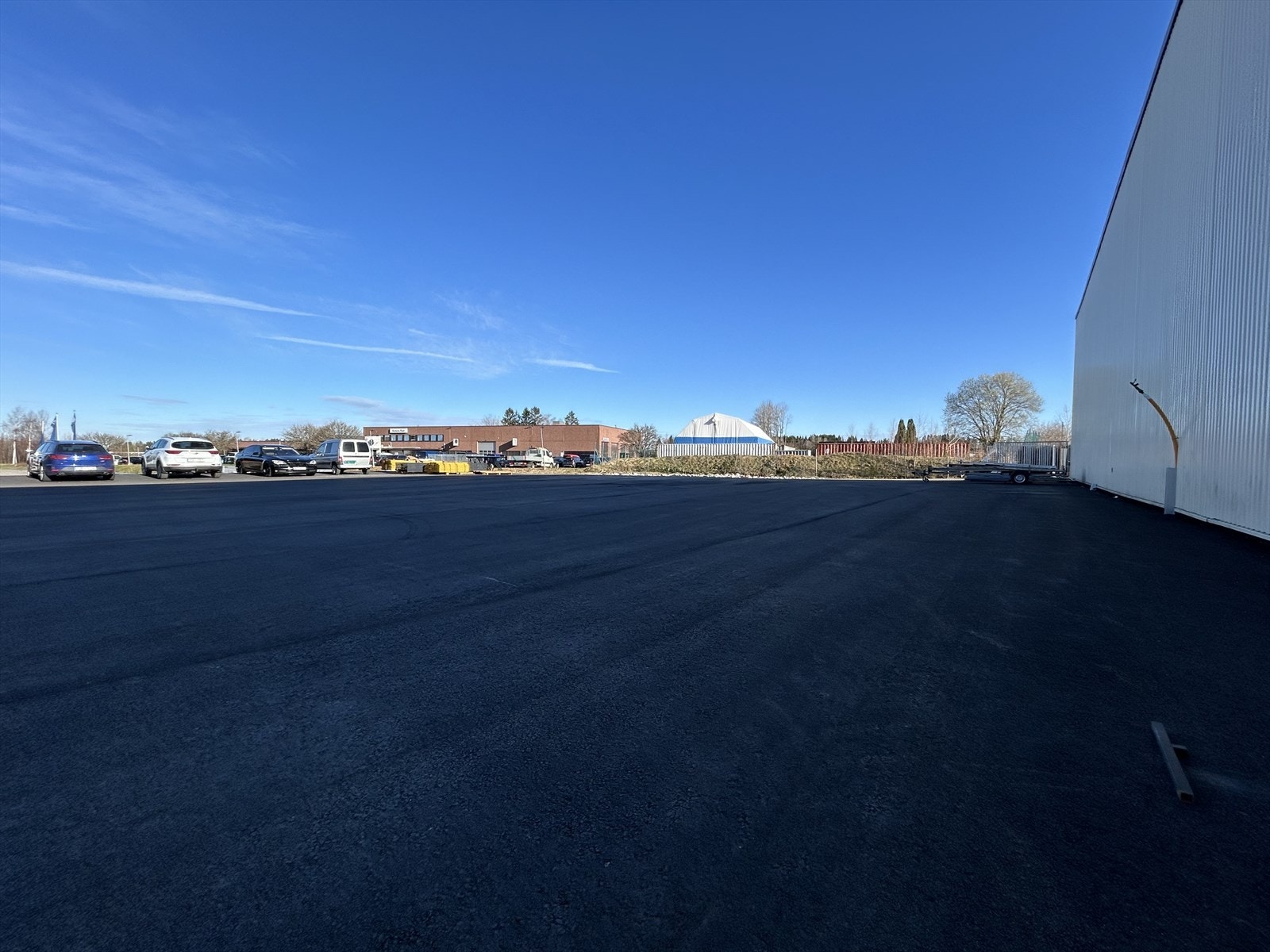 Stort asfaltert uteområde på ca 750 kvm. Galleribilde