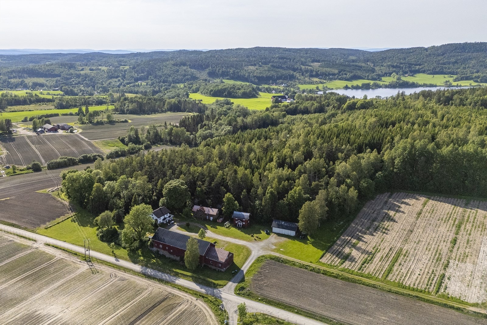 Fra gården er det kun noen hundre meter til Hallerud badeplass ved Lyseren. Galleribilde