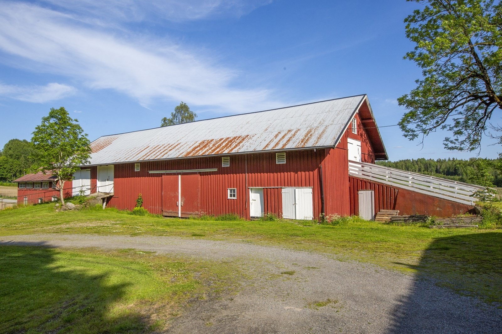 Låven skjermer tunet mot Svennebyveien. Galleribilde