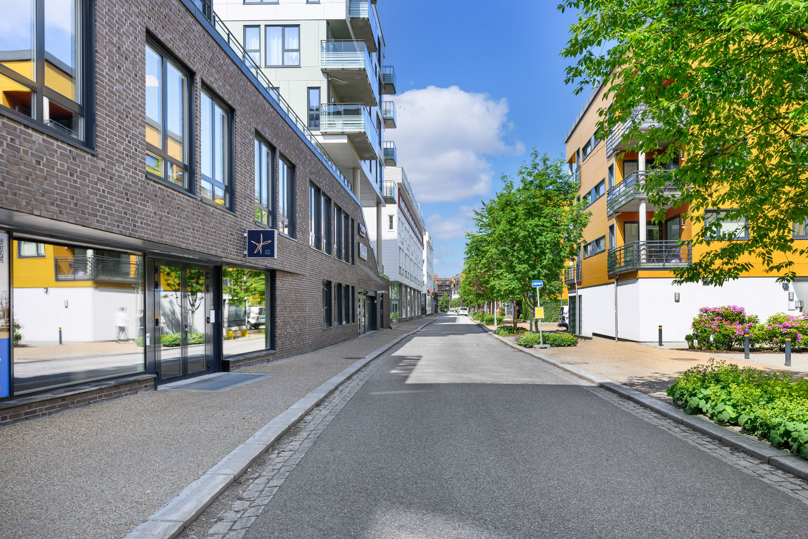 De ledige lokalene ligger sentralt i Damsgårdsveien i umiddelbar nærhet til Rema1000, Sumo, treningssenter med mer.
