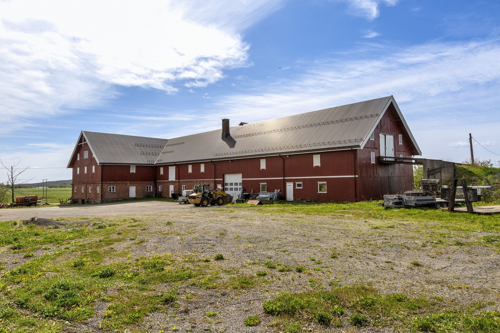 Vinkel låve med grunnflate på ca. 900 kvm. Galleribilde