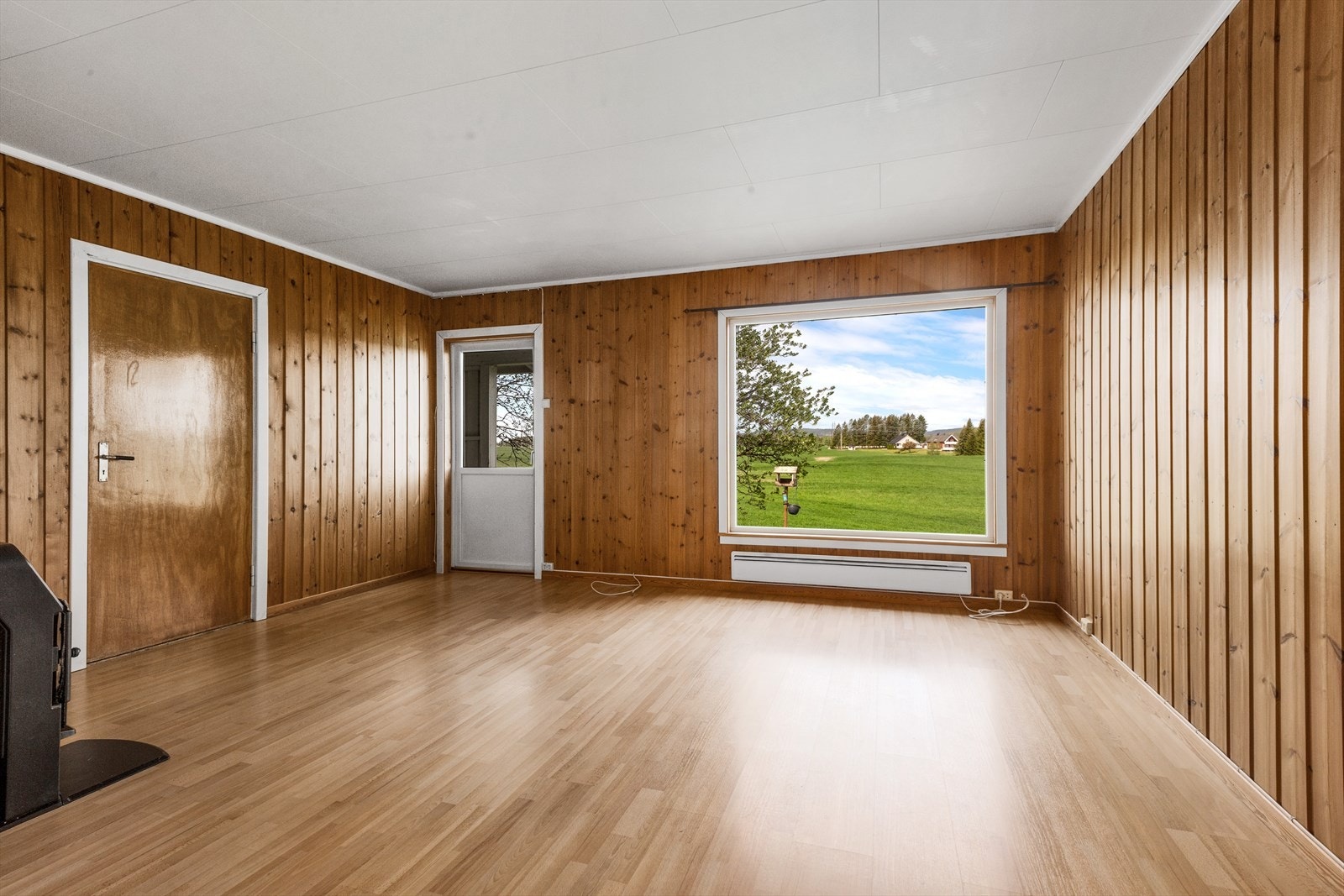 I fra stuen har du fri utsikt utover den dyrkede marken Galleribilde