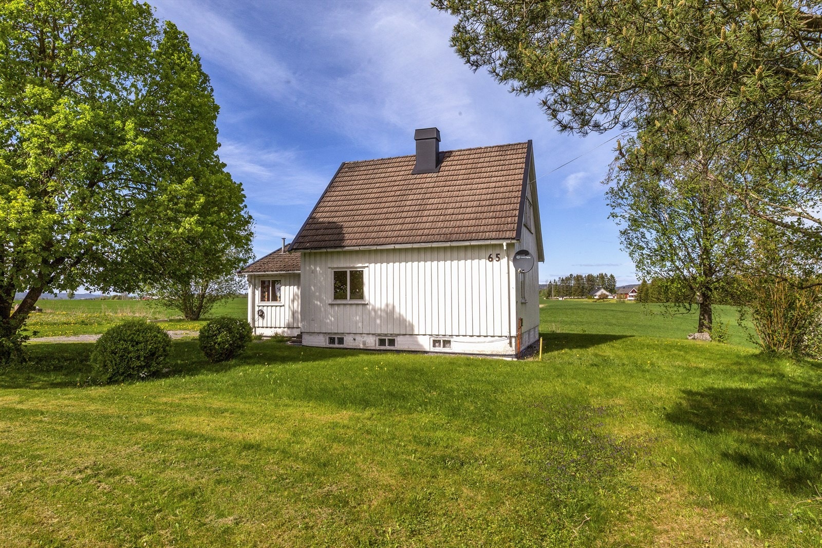 Sidebygningen ligger nord på tunet, litt for seg selv ut mot åkeren Galleribilde