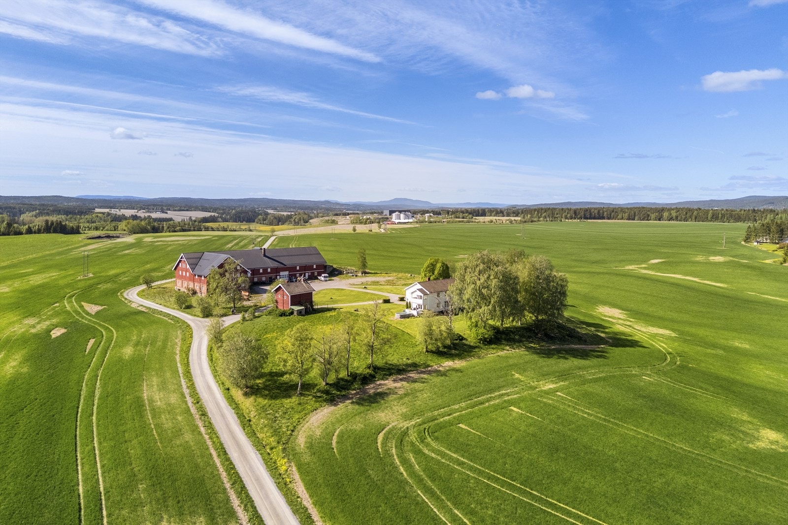 Jorda er godt arrondert og ligger samlet, men delt av Esvalvegen. Skiftene er på henholdsvis 399,7 og 284,2 daa. Galleribilde