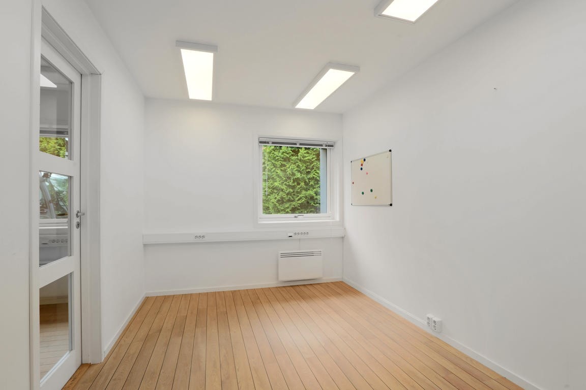 Cellekontor med plass til kontorplasser Galleribilde