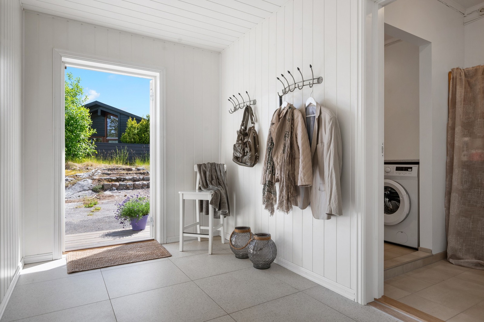 Velkommen inn til en lys og romslig entre med direkte adgang til vaskerom. Galleribilde