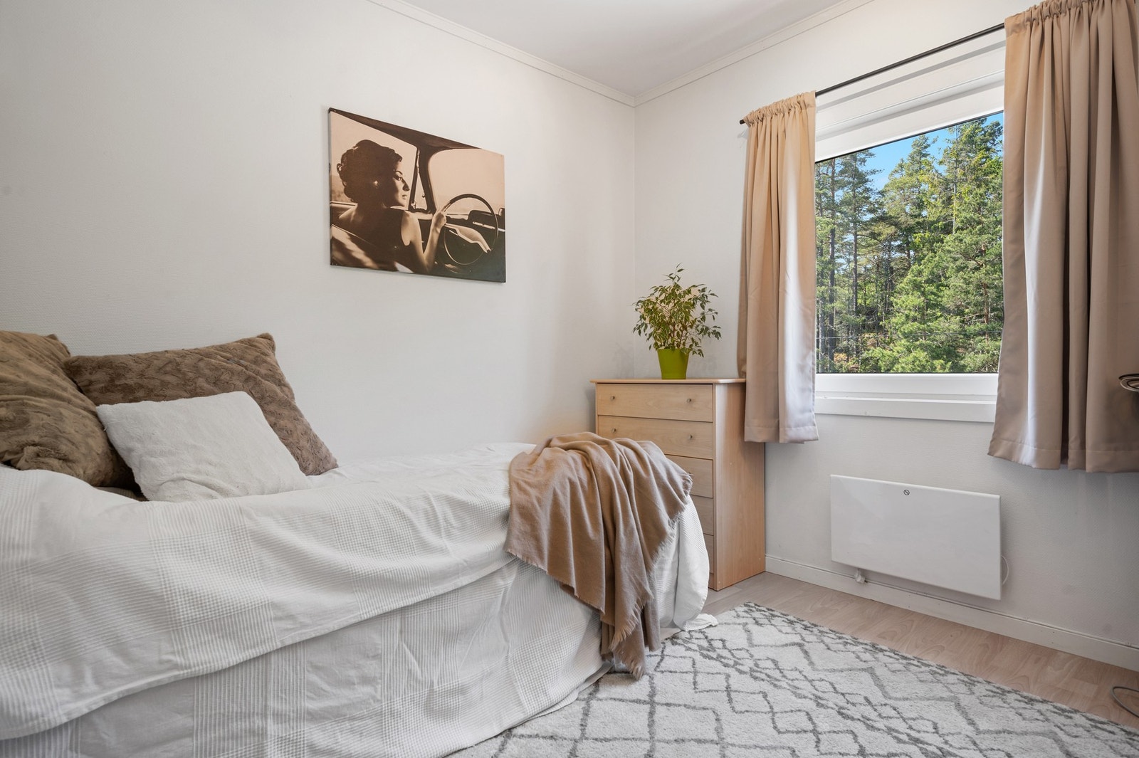Leiligheten har totalt 3 soverom, alle med god plass til seng og øvrig soveromsmøblement. Galleribilde