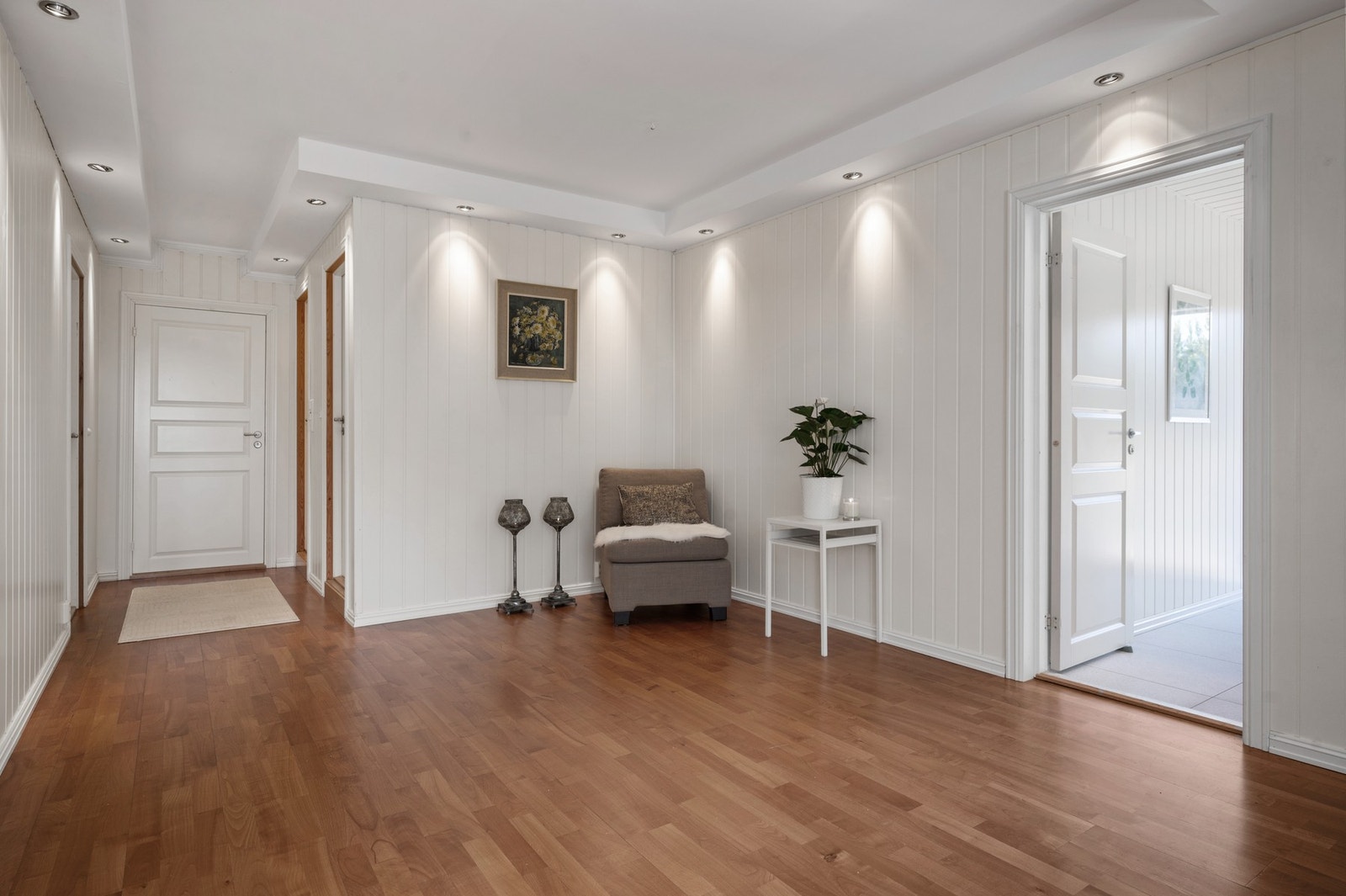 Innvendig er boligen romslig og funksjonell og fremstår luftig og innredningsklar. Galleribilde