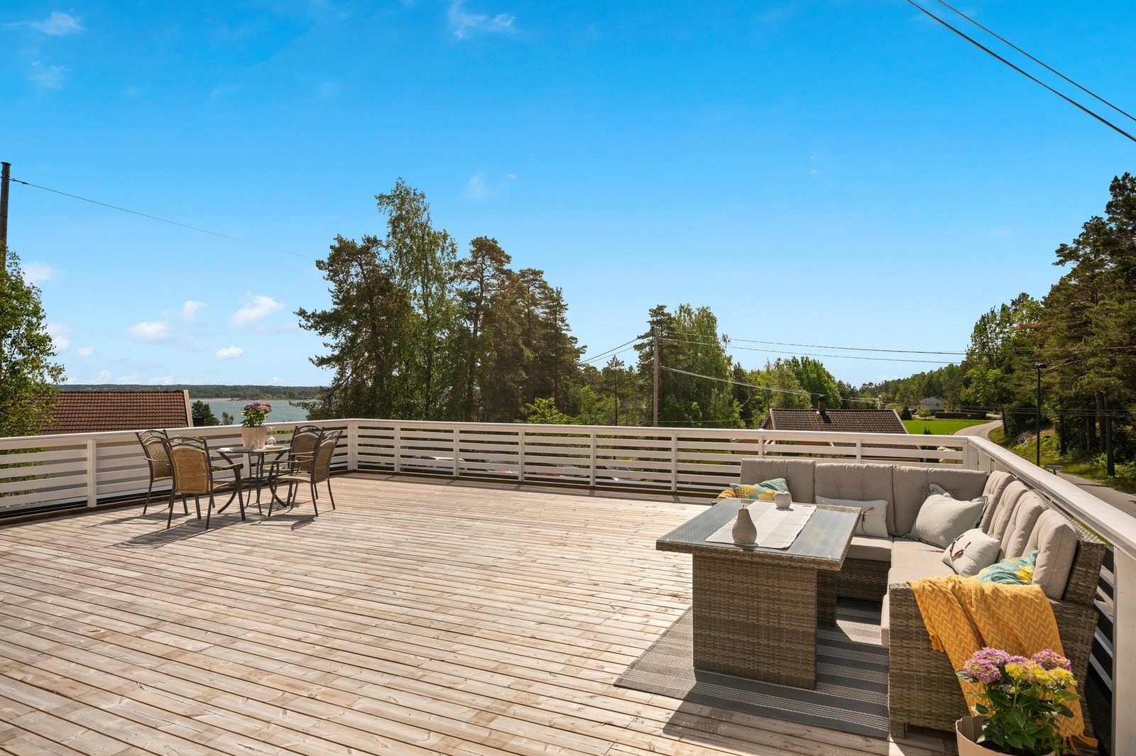 Terrassen byr på fantastiske solforhold og idyllisk utsikt mot sjøen. Galleribilde