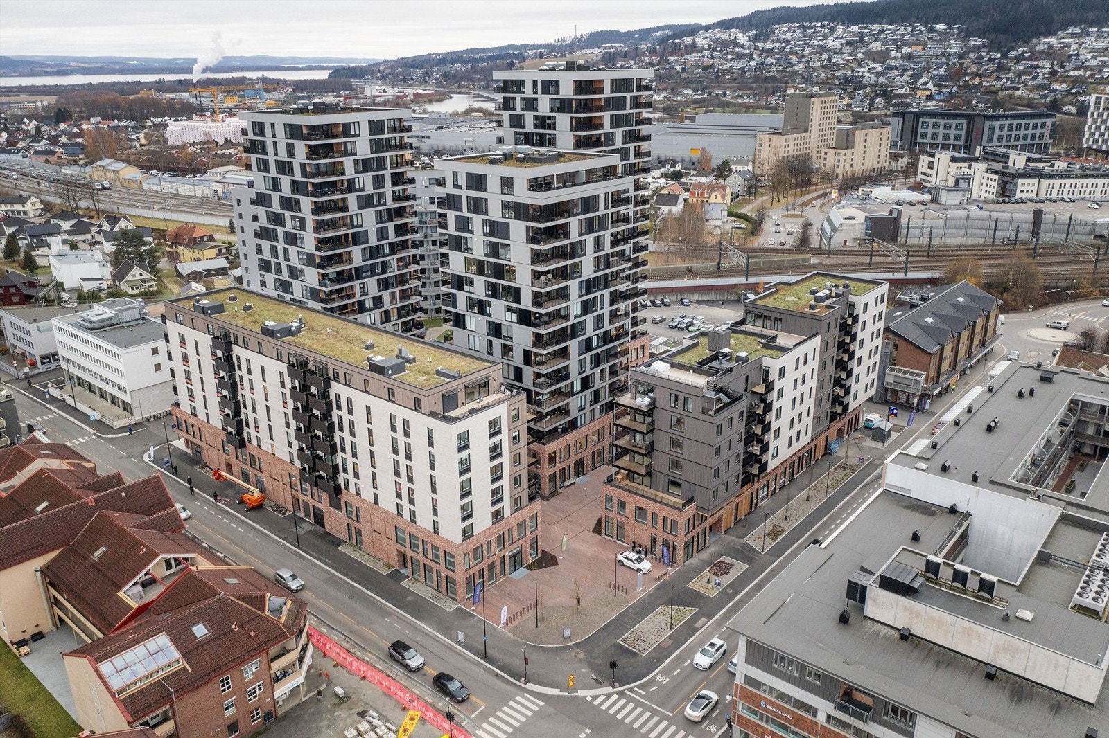 Det er gjesteparkering i byggets parkeringskjeller i tillegg til flere parkeringsmuligheter i Lillestrøm sentrum Galleribilde