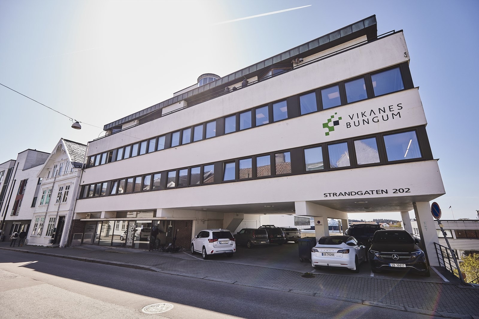 Kontorbygg med parkering Galleribilde