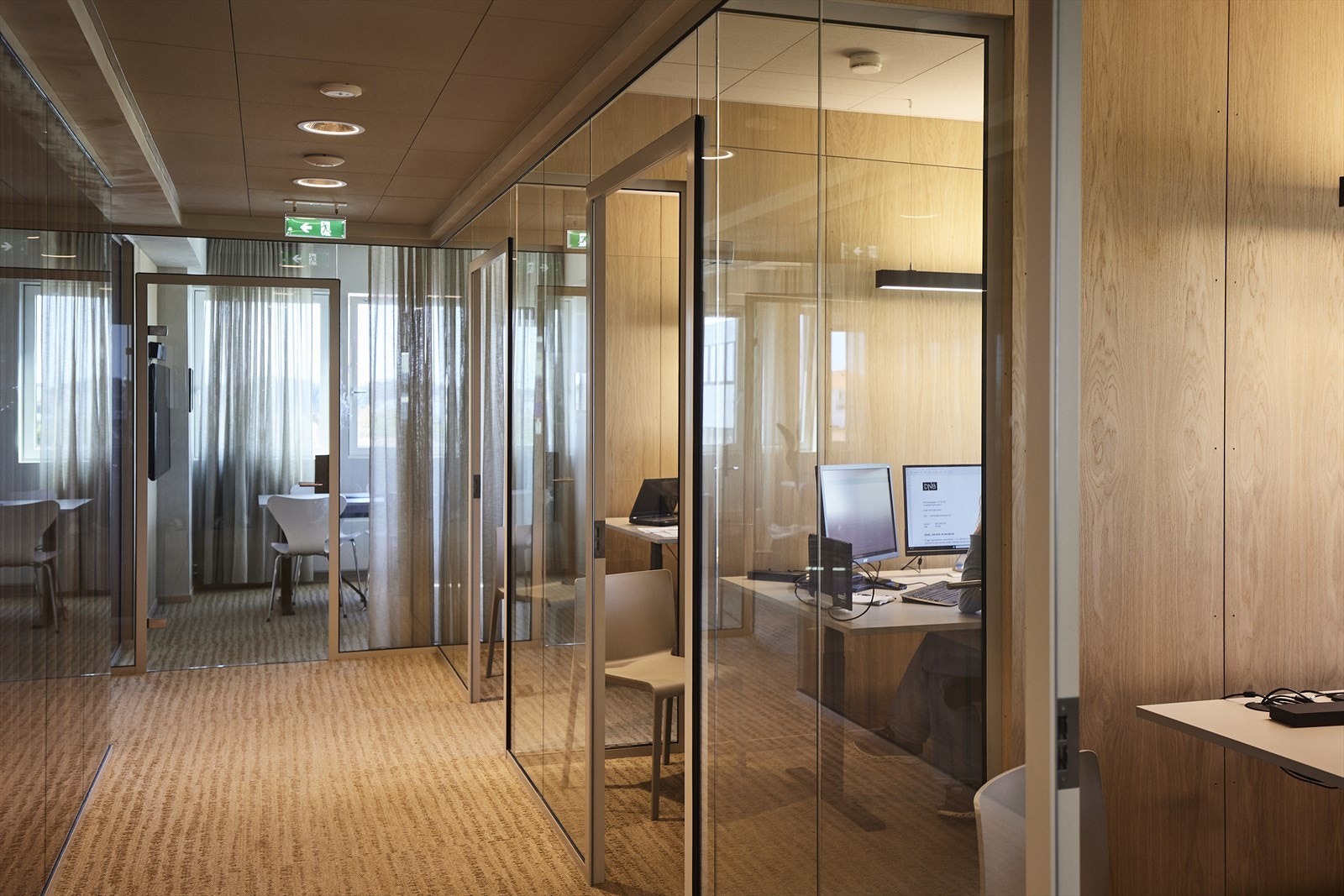 Etasjen består av cellekontorer, møterom, kantine/allrom og andre fasiliteter Galleribilde