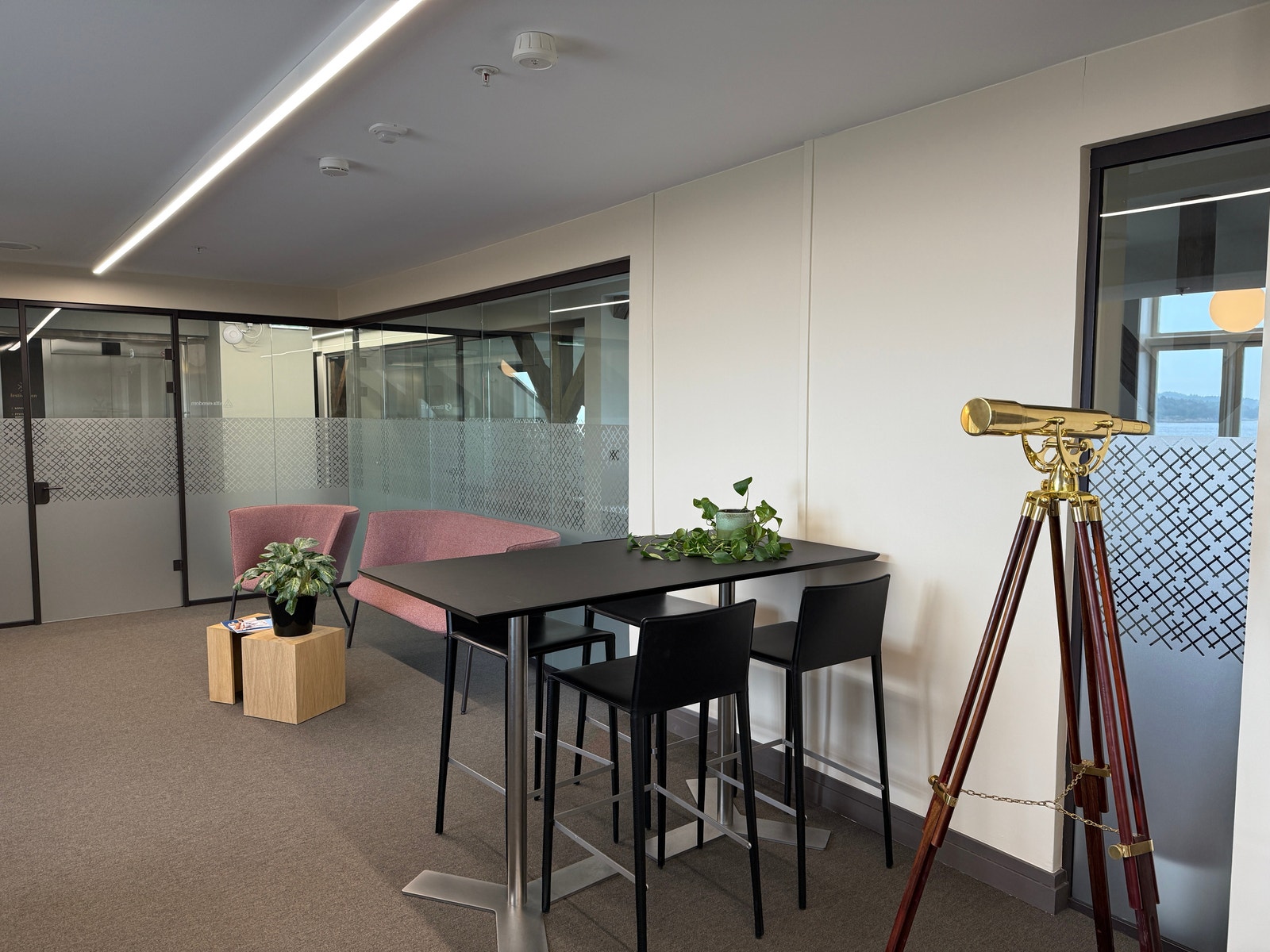 Stort kontor i 3. etasje for 4 - 8 personer. Her får du byens beste utsikt! Galleribilde