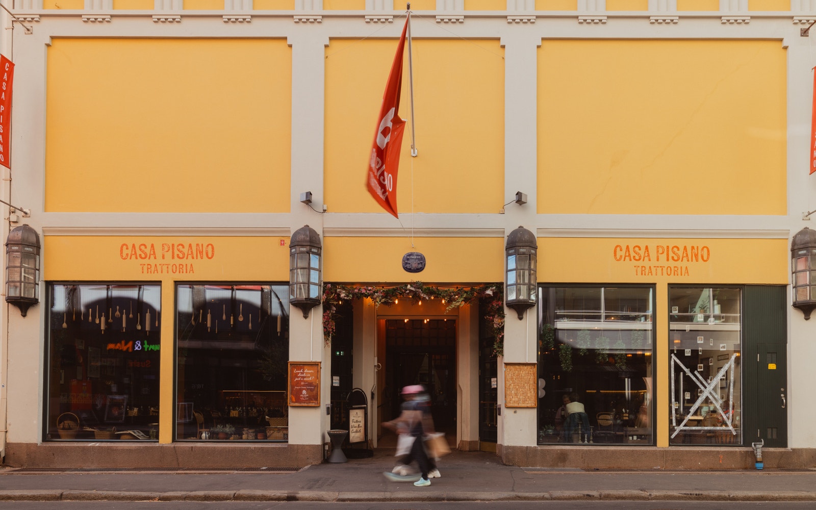 Spisesteder rett over gaten Galleribilde