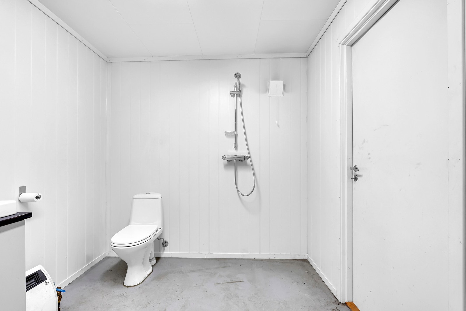 Bad med dusj, toalett og servant. Galleribilde