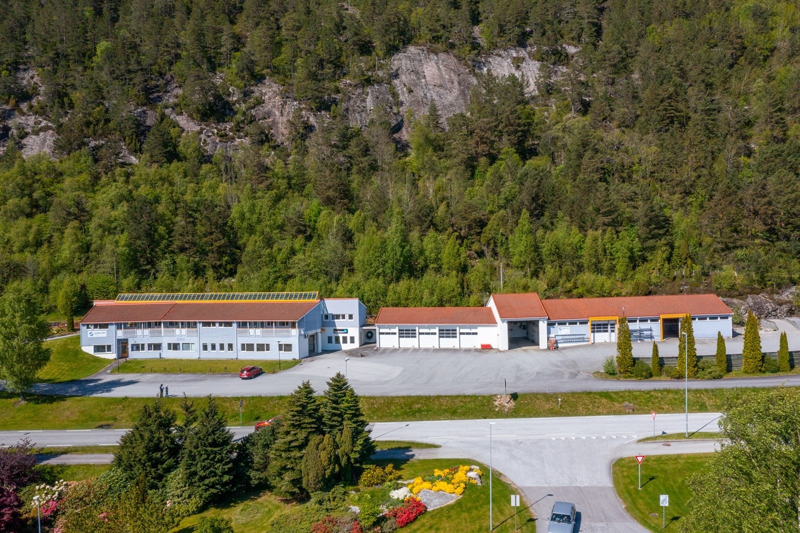 Velkommen til Kyrkjebøvegen 309 - Innholdsrikt næringsbygg med kontorfløy, garasjebygg, vaske/smørehall og lager Galleribilde