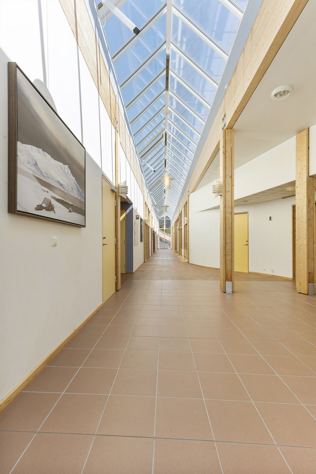 Gangen ved kontorene har "glasstak" hele veien. Galleribilde