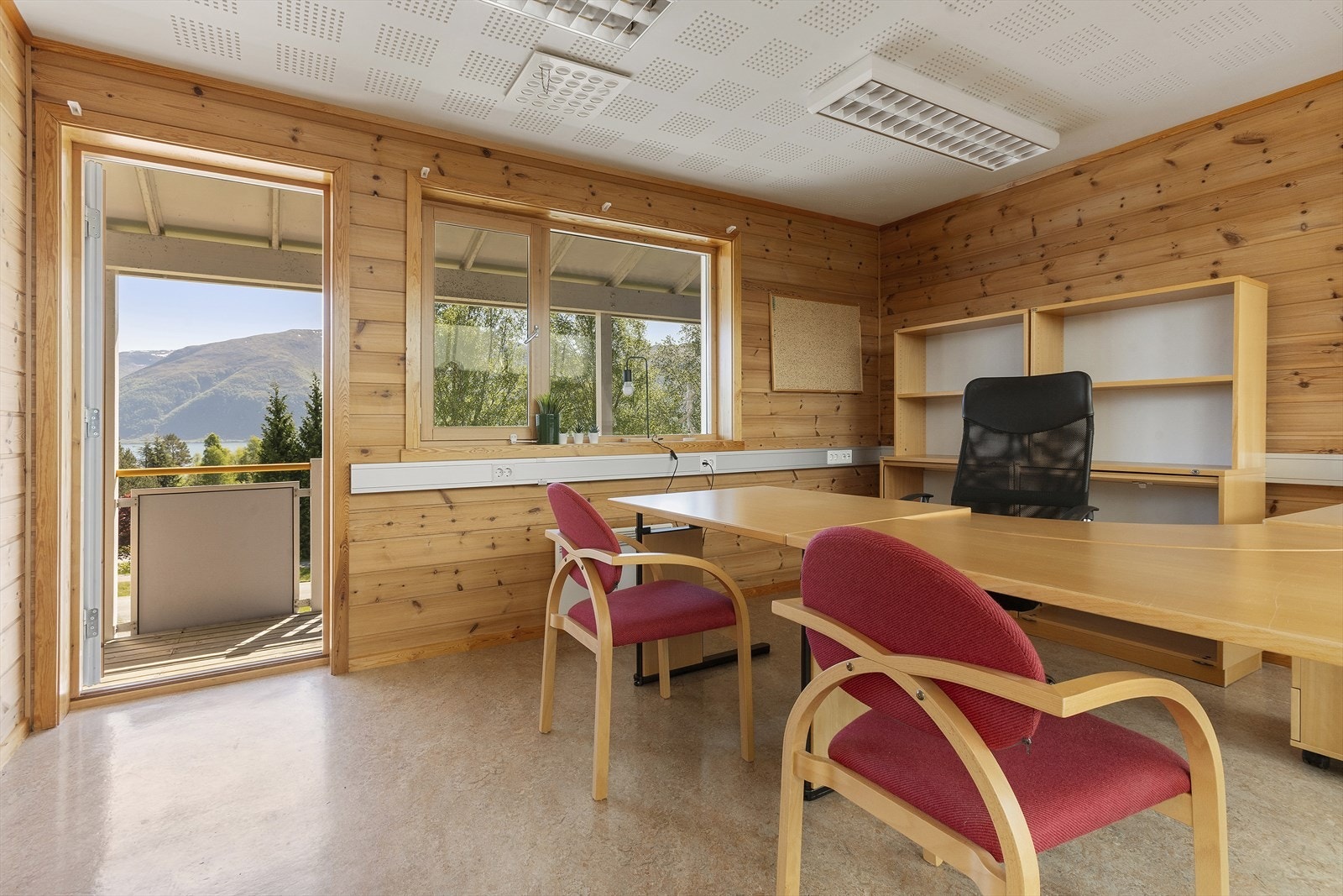 Alle kontorene ligger sørvendt med utgang til veranda. Galleribilde