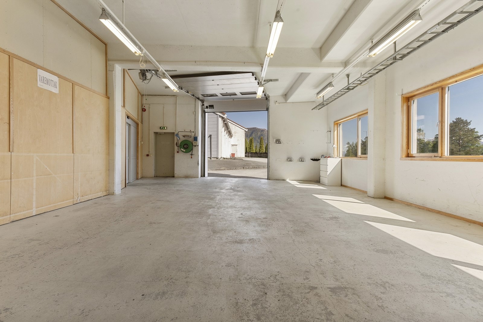 Det ene varmtlageret har garasjeport. Galleribilde