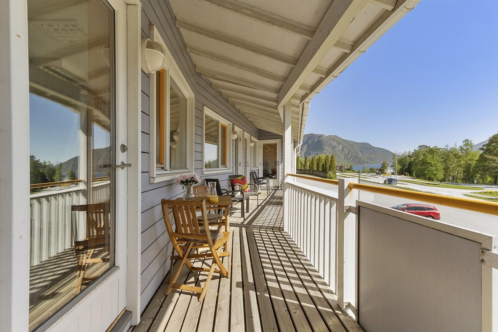 Alle kontorene i hvoedetasjen har utgang til felles veranda. Galleribilde