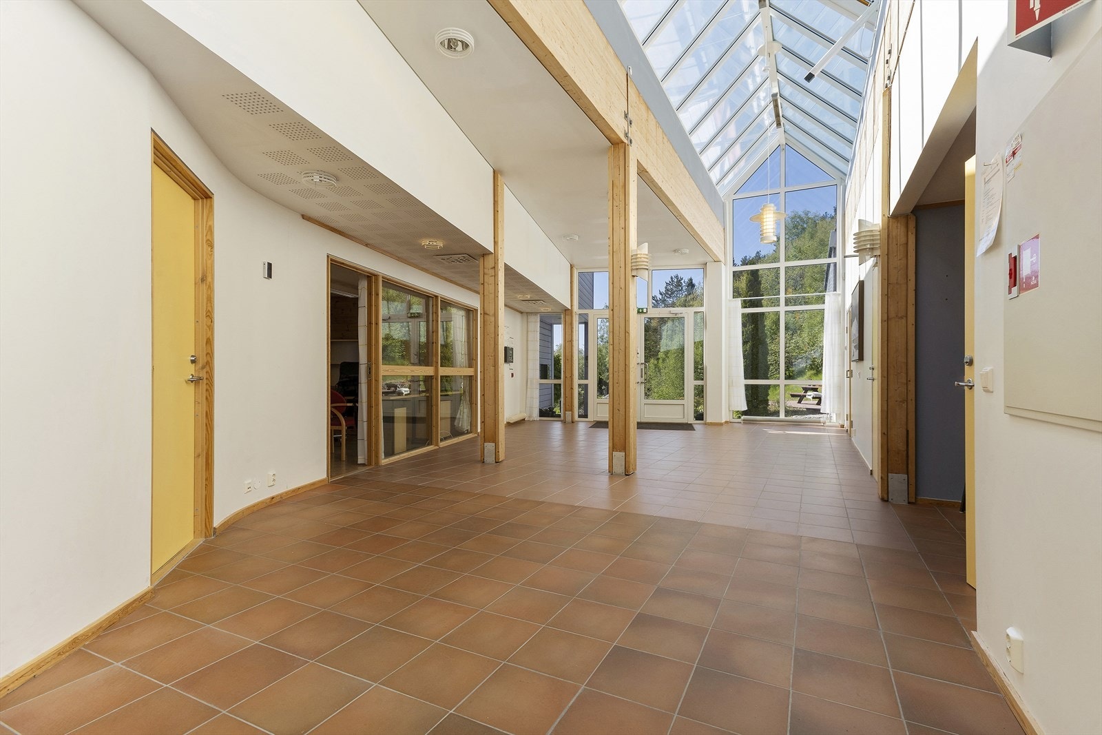 Lyst og fint i fellesgangen ved kontorene Galleribilde