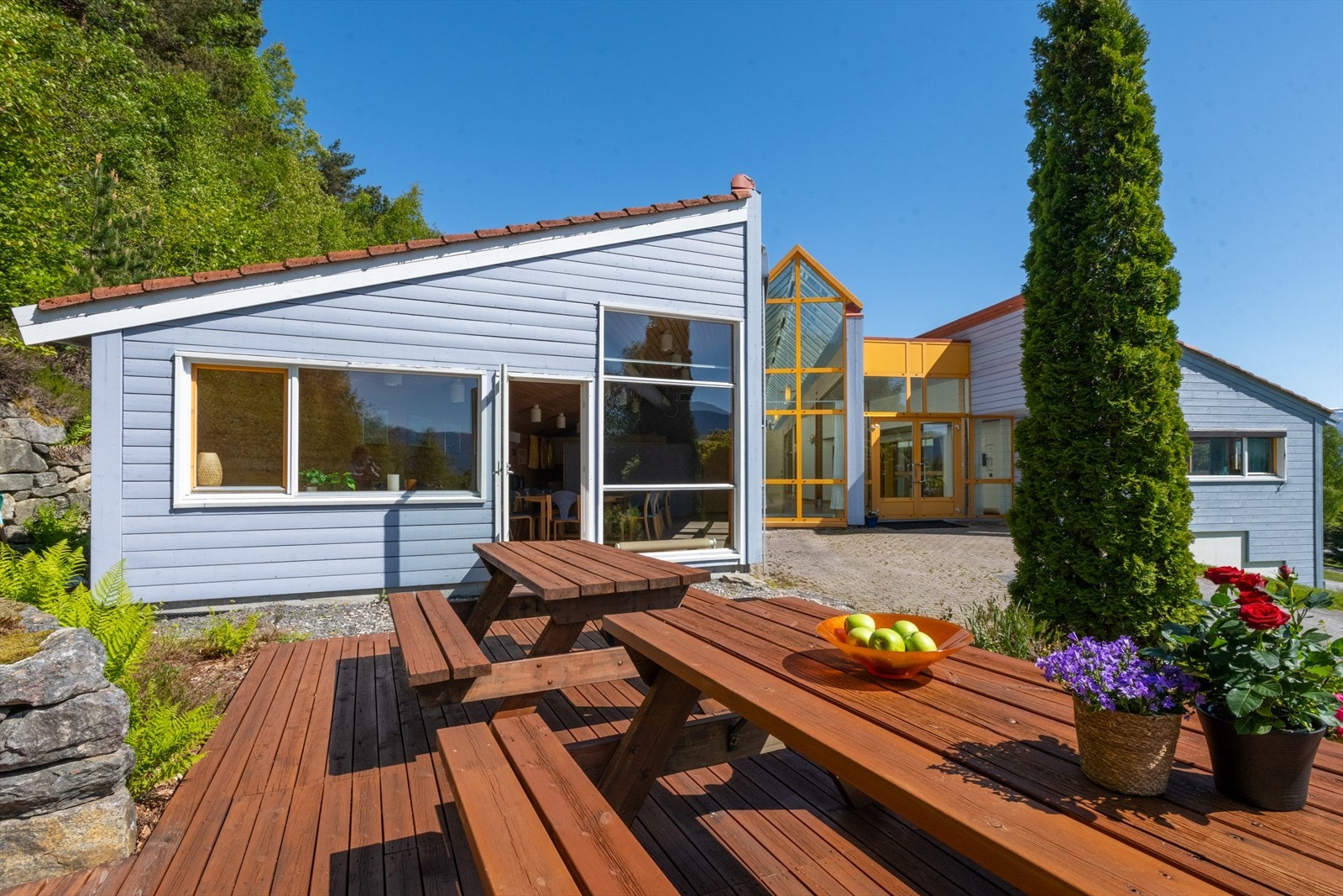 Fra kantina er det utgang til platting med benker og beplanting. Galleribilde