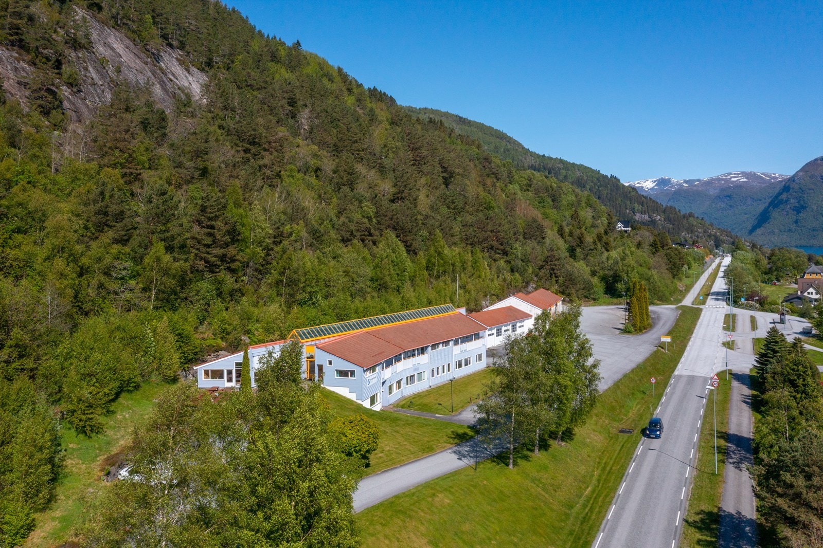 Sentral beliggenhet langs FV55 på Kyrkjebø. Galleribilde