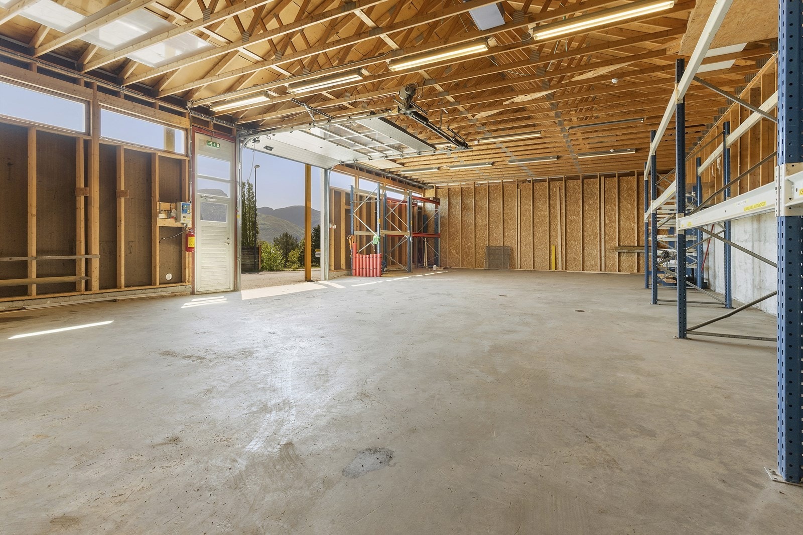 Kaldlager; lageret er delt i to med lettvegg. Den ene delen er for tiden utleid til Sognefjord Bygg. Galleribilde