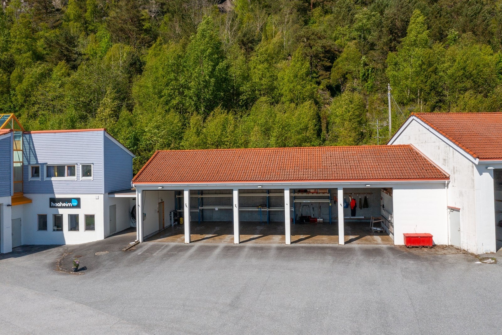 Det er montert 1 elbil-lader i garasjen. Galleribilde