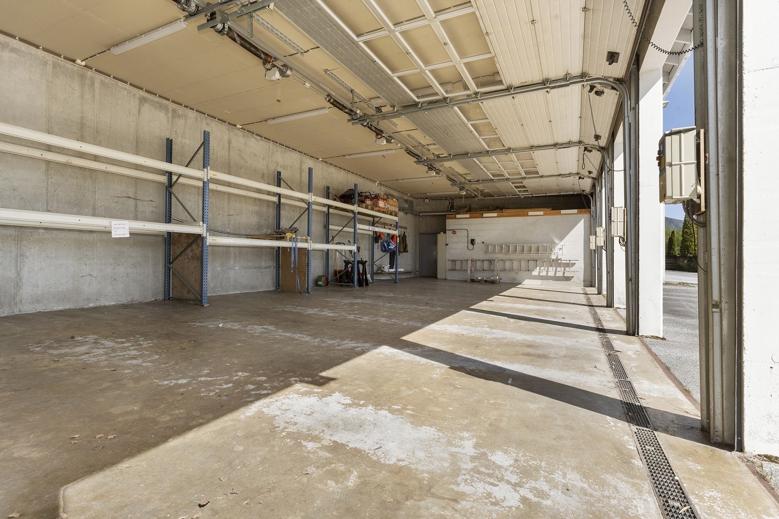 Hyllesystem i garasjen følger med. Galleribilde