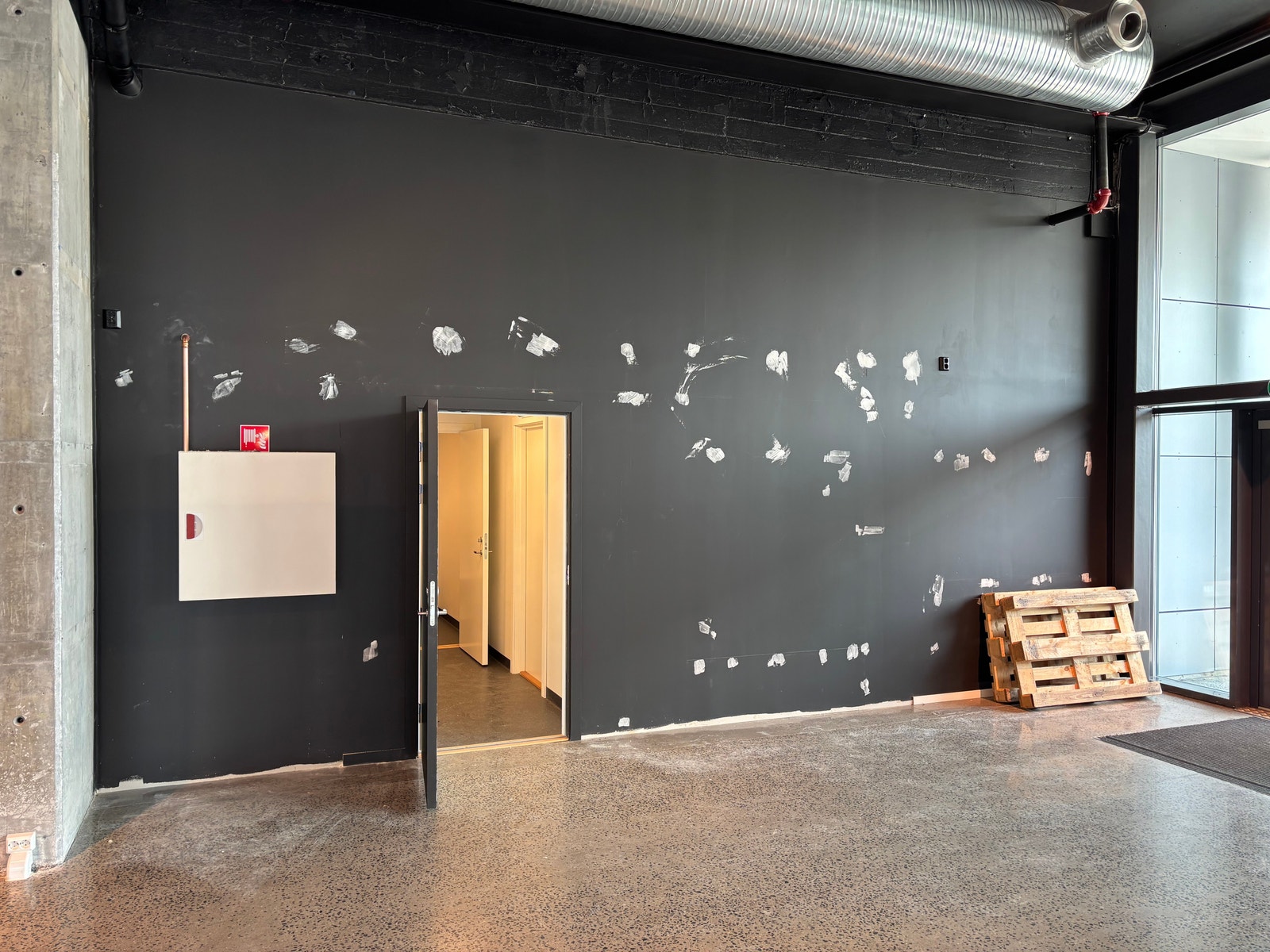 Vegg mot lager kan fjernes for tilgang Galleribilde