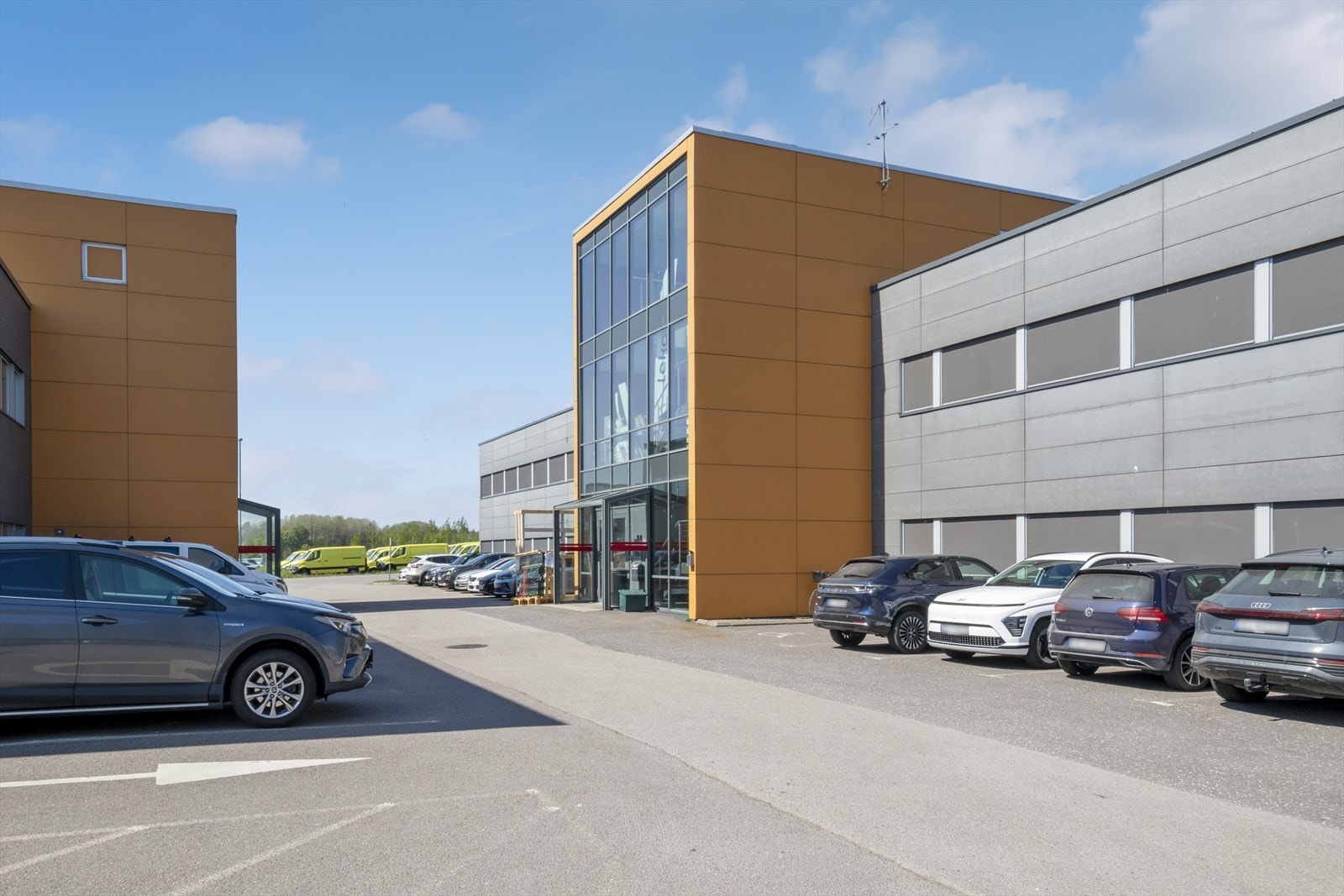 Hovedinngang og parkering Galleribilde