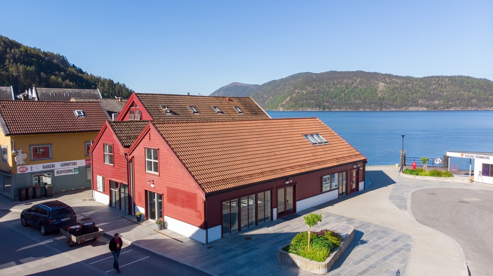 Næringslokale ("Sporten") med svært god beliggenhet i Sand sentrum. Faste leieinntekter (venterom off. kommunikasjon + toalett) Galleribilde