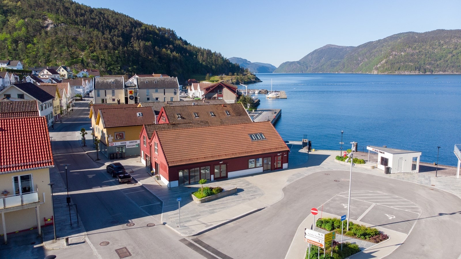 Bygningen ligger fint til helt i Starten av Gata. Galleribilde