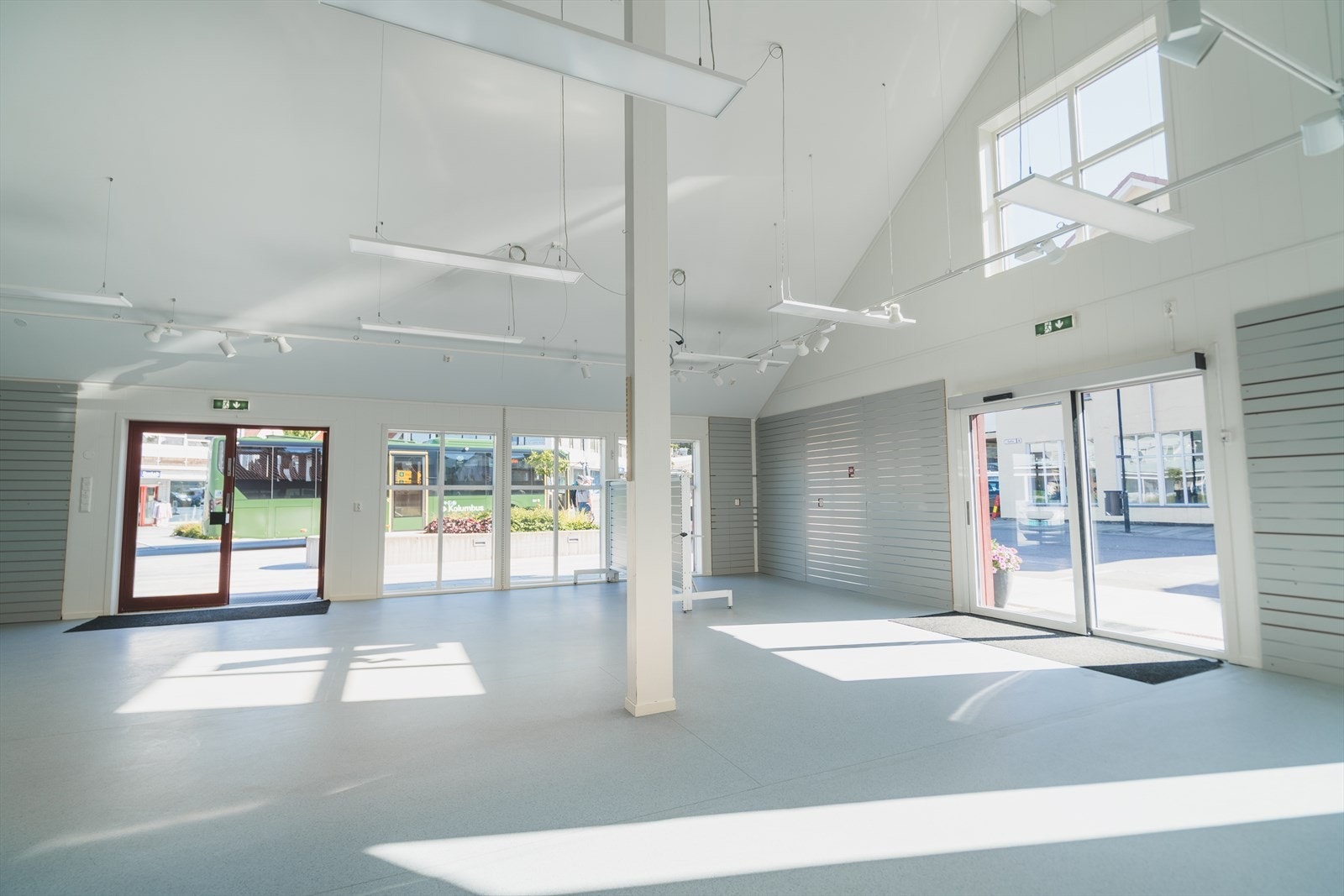 Stor, lyse og fine lokaler med god takhøyde. Gode fleksible muligheter for innredning. Galleribilde