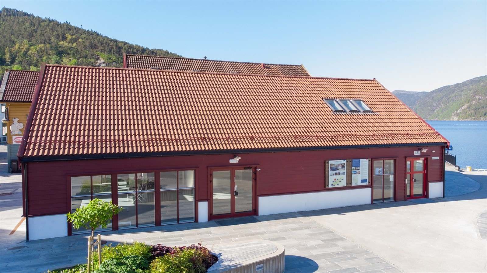 Bygget ligger sentralt, synlig og strategisk til i starten av Gata og nær off. kommunikasjon (buss/båt). Lyse, fine og moderne lokaler. Galleribilde