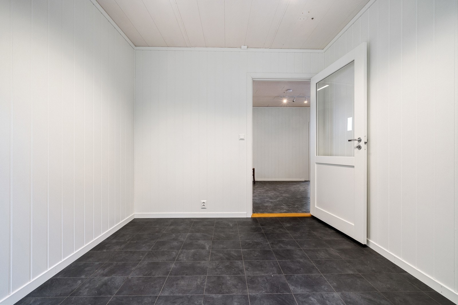 Linoleum på gulv, malte slette overflater på vegge og tak Galleribilde