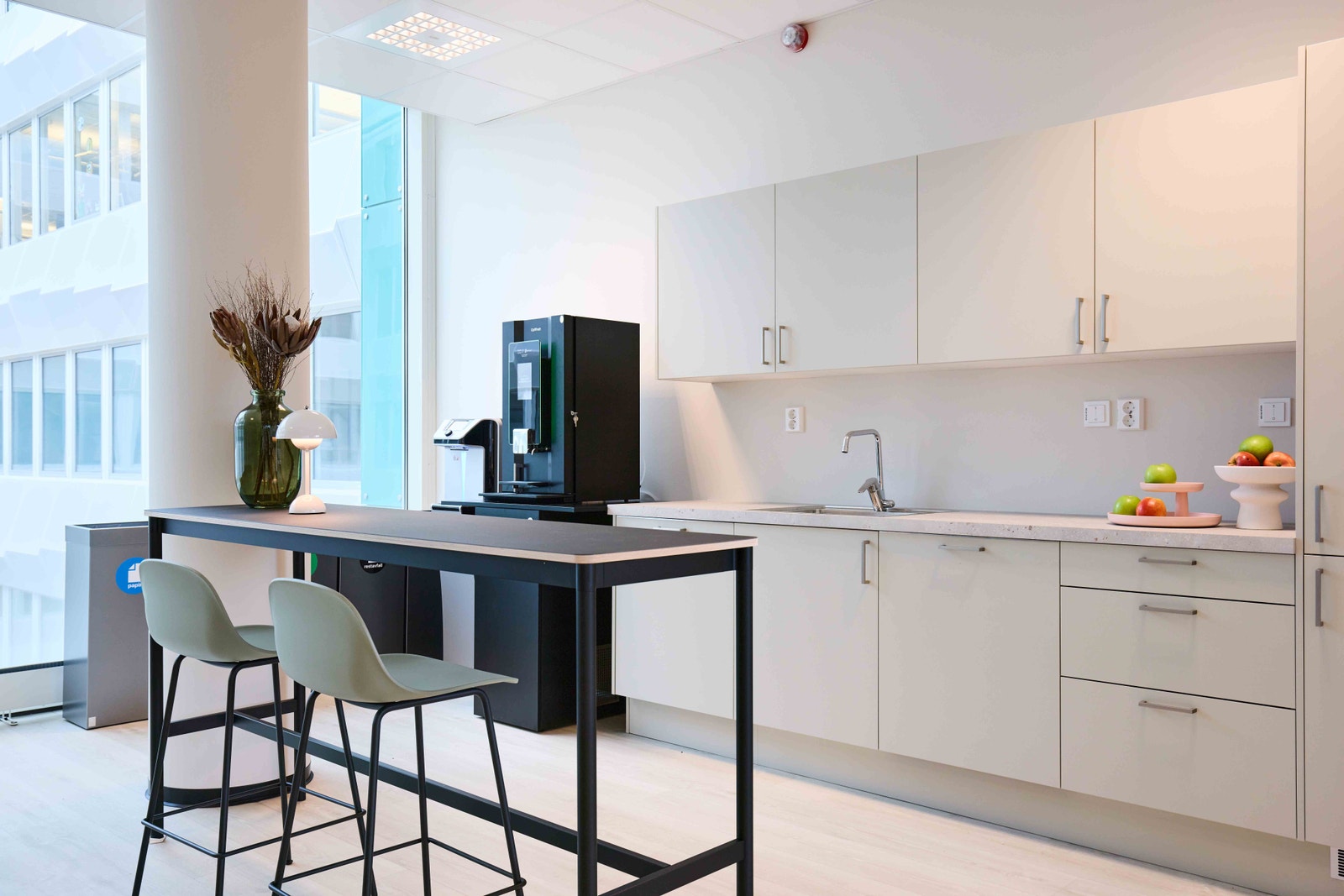 Her er et eksempel på en kjøkkenløsning med en sitteplass for korte kaffemøter, hos en annen leietaker. Galleribilde