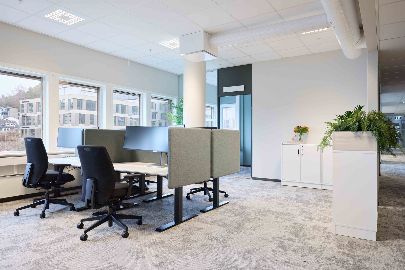 Det er plass til mellom 100 og 150 arbeidsstasjoner i hver etasje, avhengig av hvilken løsning man velger. Galleribilde