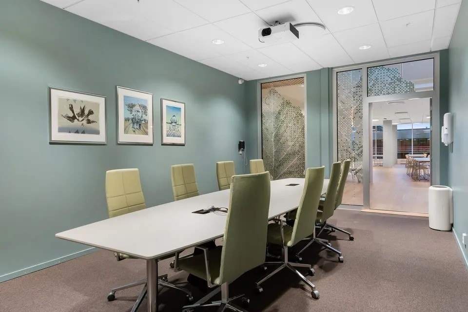 I tillegg til egne lokaler, får man tilgang til en felles møteromspool med to møterom med plass til 8-10 personer. Disse kan bookes av alle leietakerne. Galleribilde