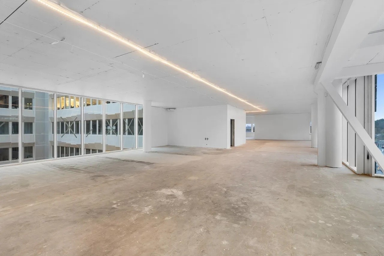 Det er også store vinduer ut mot det flotte atriumet. Galleribilde