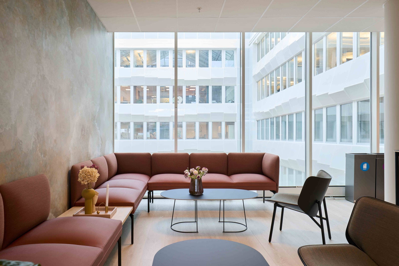 Her er et eksempel på hvordan vi har innredet en sosial sone ved vinduene mot atriumet i et tilsvarende lokale i en annen etasje i bygget. Galleribilde