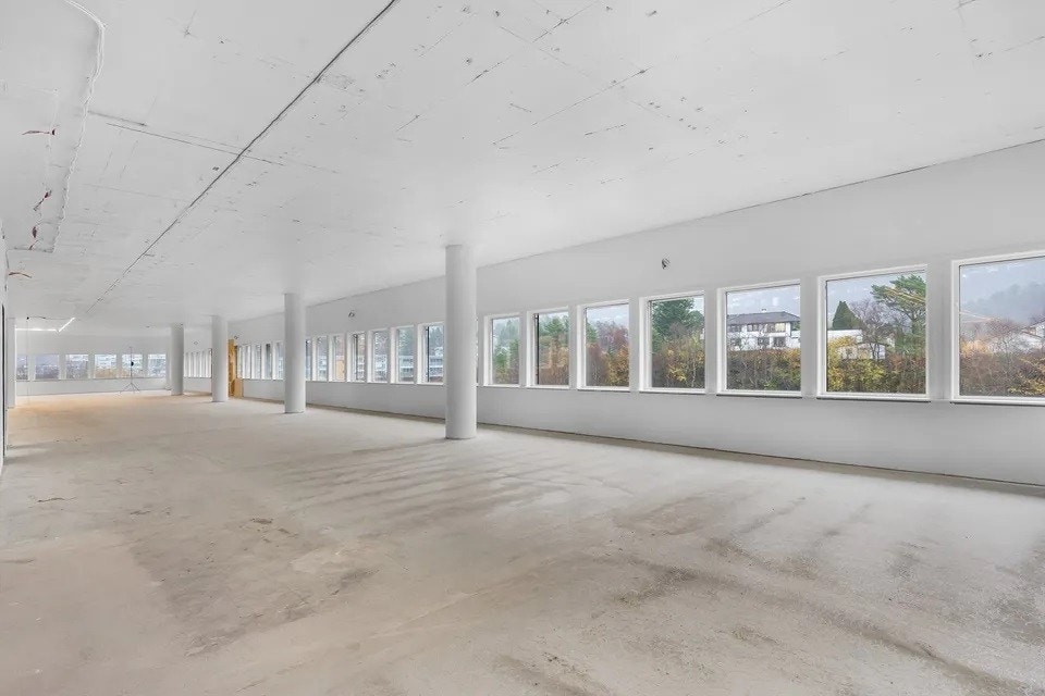 Kontorlokalene i 4. etasje har et stort potensial og kan innredes med åpent landskap, cellekontor og sosiale soner – alt etter hva som passer best for din arbeidsplass. Galleribilde