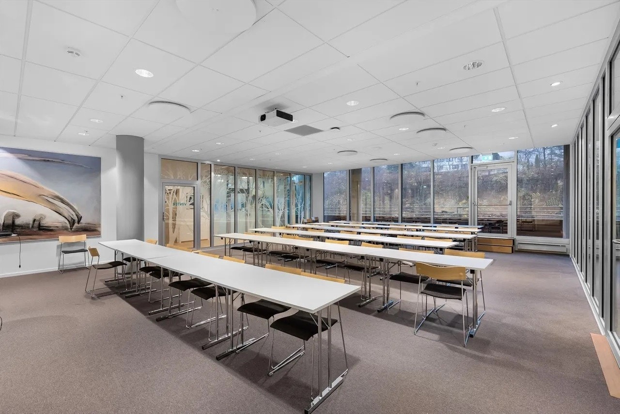 Du har også tilgang til å booke et felles konferanserom med plass til opptil 60 personer. Galleribilde