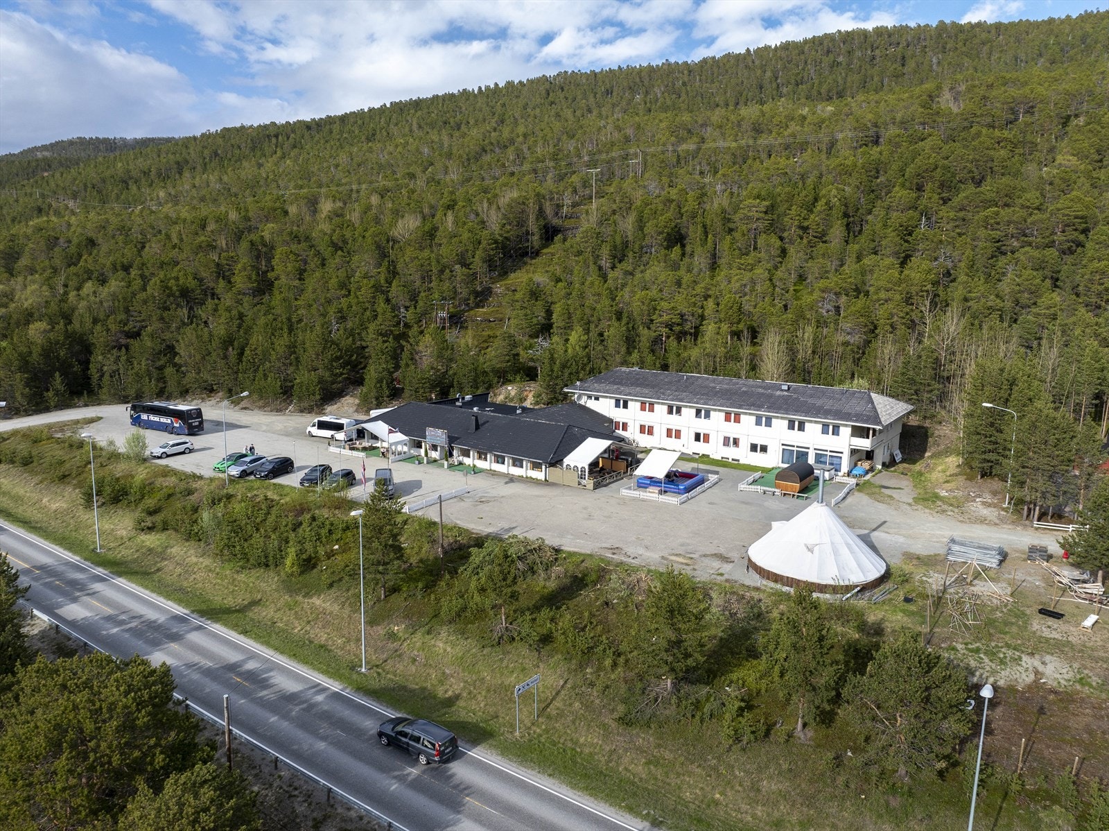 Enkel og flat adkomst fra E6, stor parkering Galleribilde