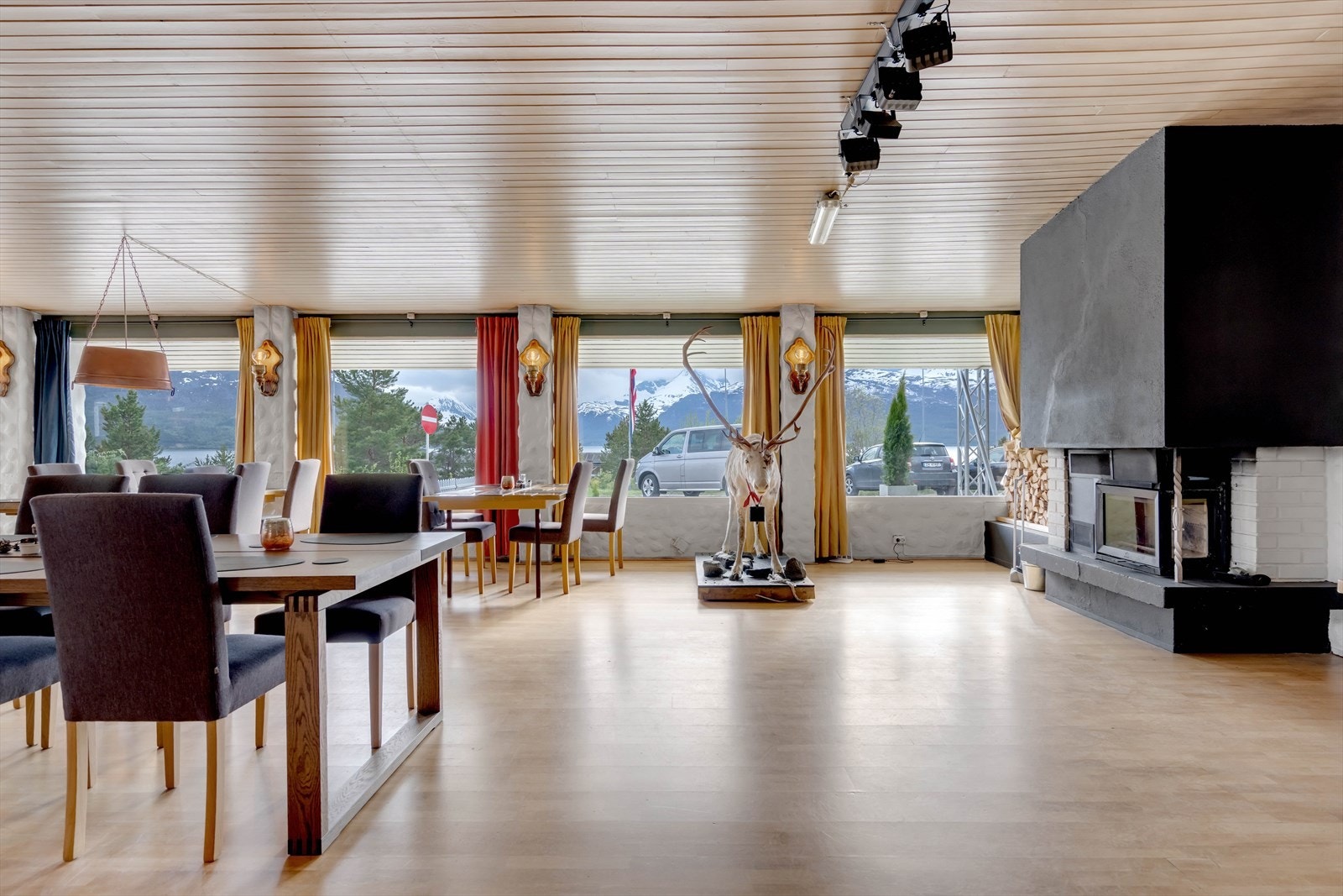 Med ildsted Galleribilde