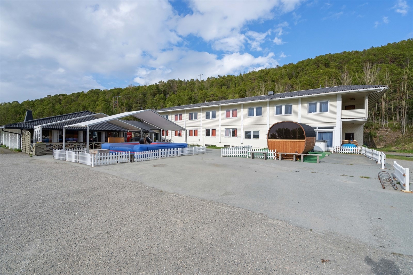 Uteområde med badstu og boblebad Galleribilde