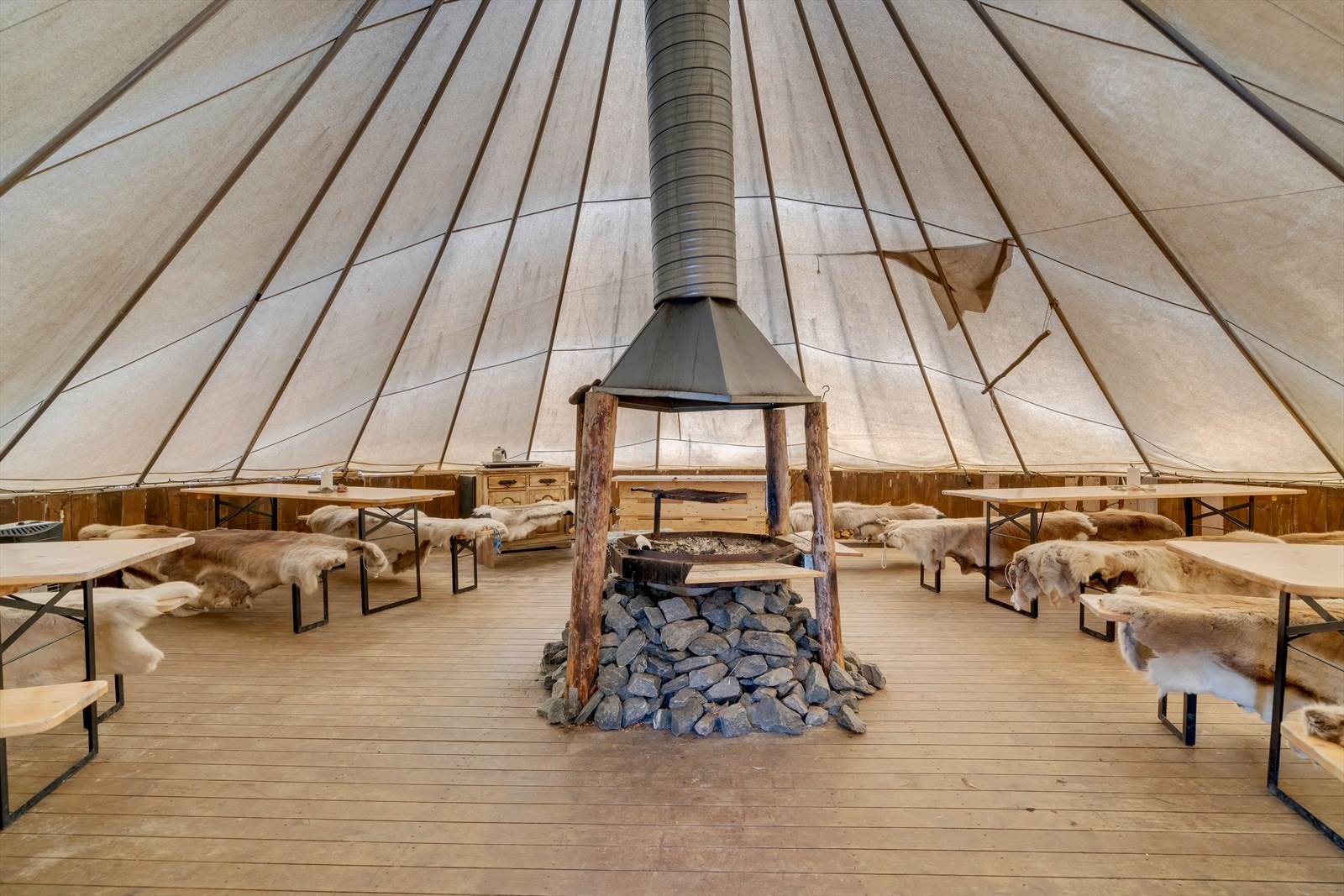 Lavvoen følger med, plass til 40 personer Galleribilde