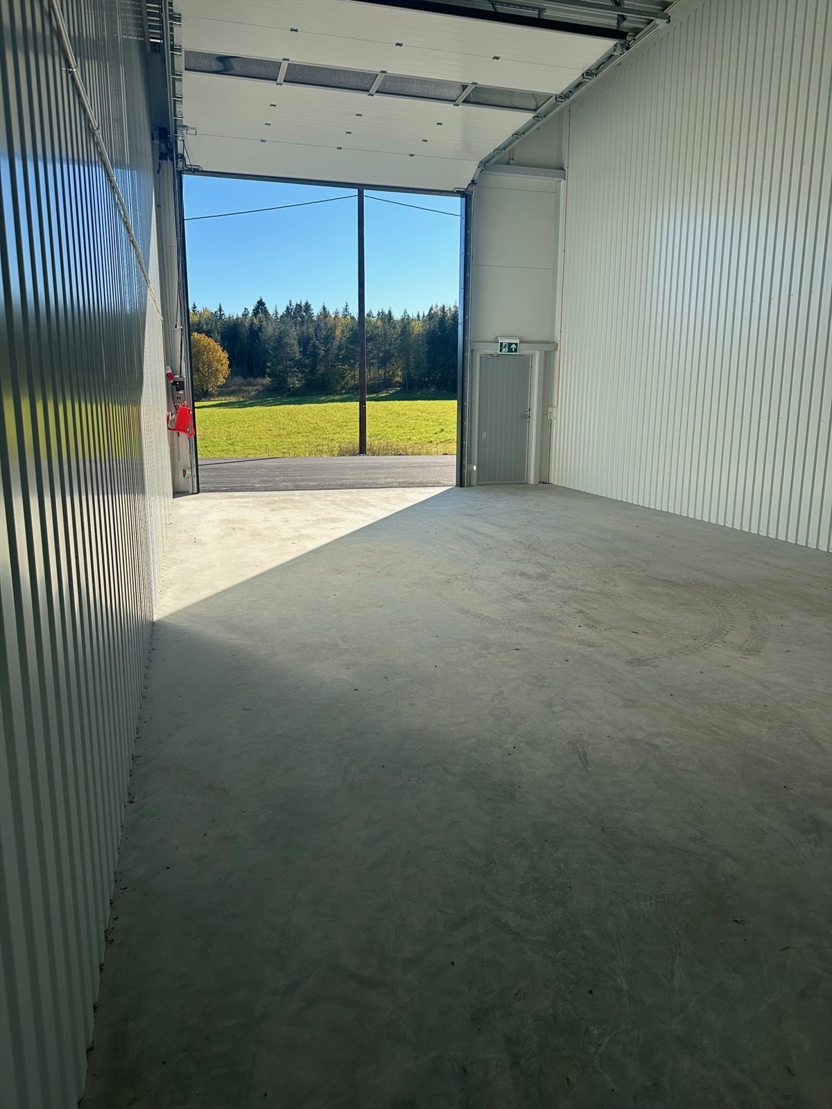 Topp moderne lagerhaller med automatisk kjøreport og 6 meters takhøyde. Galleribilde