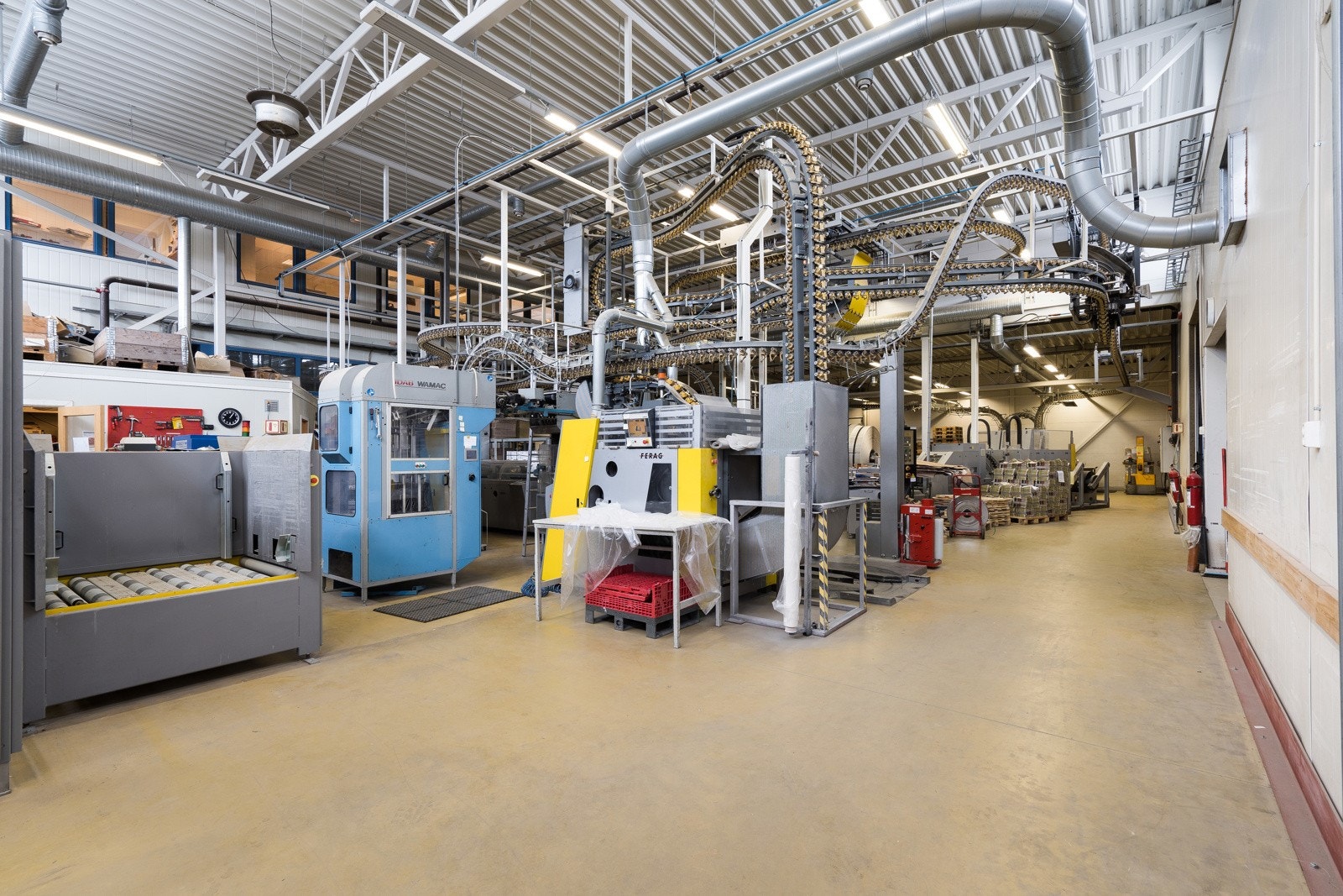 Fra produksjonsrom. Administrasjonskontorer ses i 2. etg. i bakkant. Galleribilde
